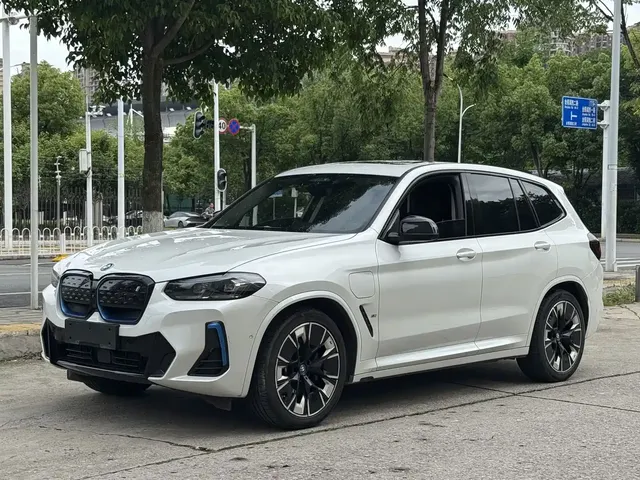 BMW iX3 2022 Leading Edition