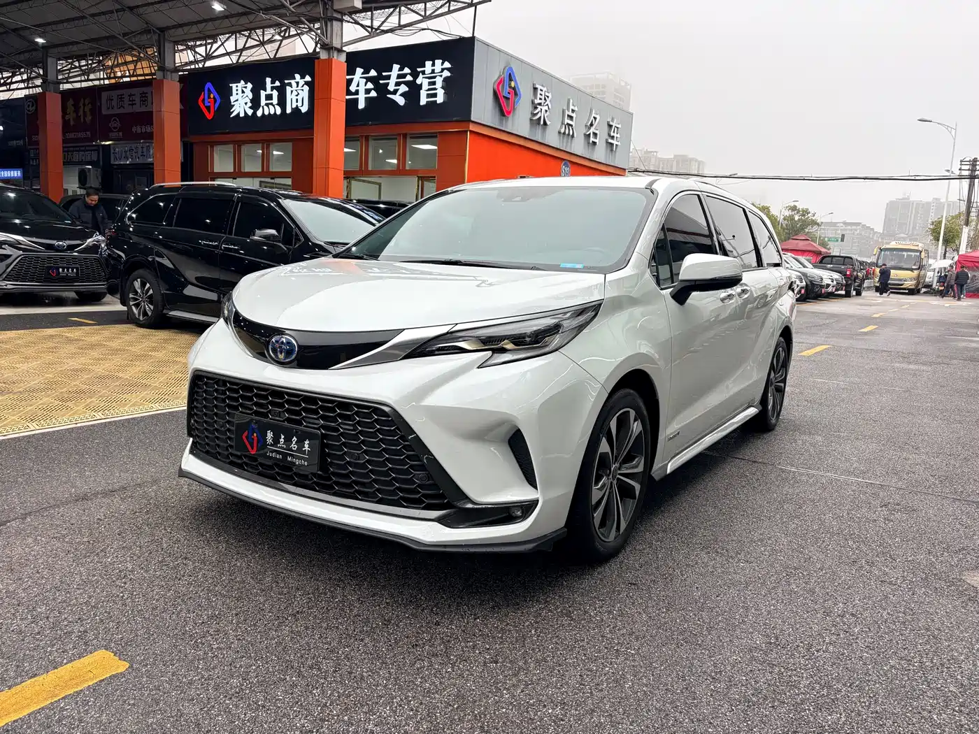 Toyota Granvia 2024 2.5L Hybrid Premium PLUS