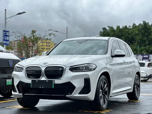 BMW iX3 2024 Leading Edition