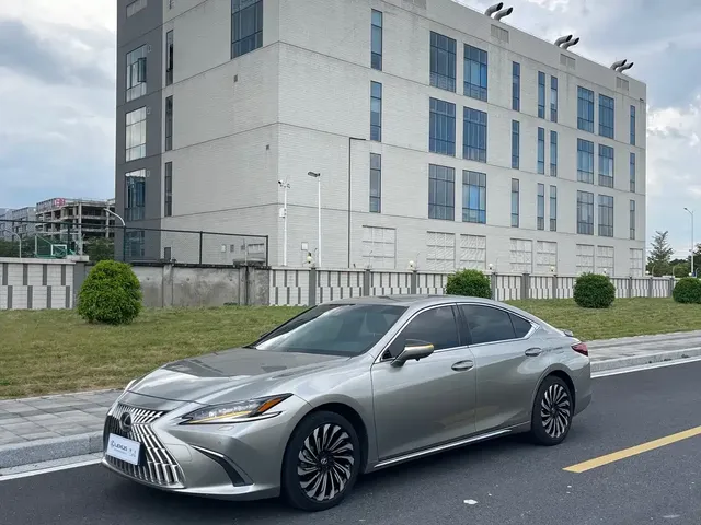 Lexus ES 2022 300h Silver Limited Edition