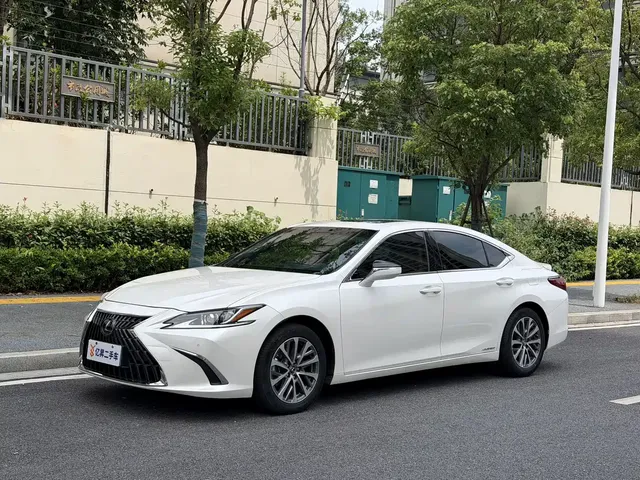 Lexus ES 2022 300h Excellence Edition