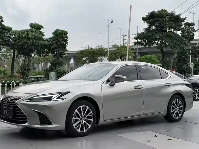 Lexus ES 2025 300h Ultimate Edition