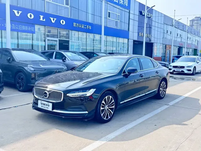 Volvo S90 2024 B5 Momentum Luxury Edition