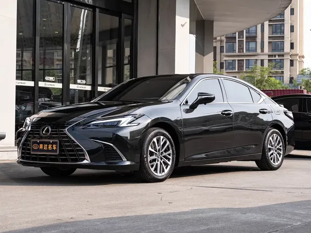 Lexus ES 2025 300h Ultimate Edition