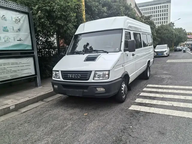 Iveco Daily 2020 Model 2.5T A40 Bus Dual-Tire Medium Roof 5-9 Seats China V