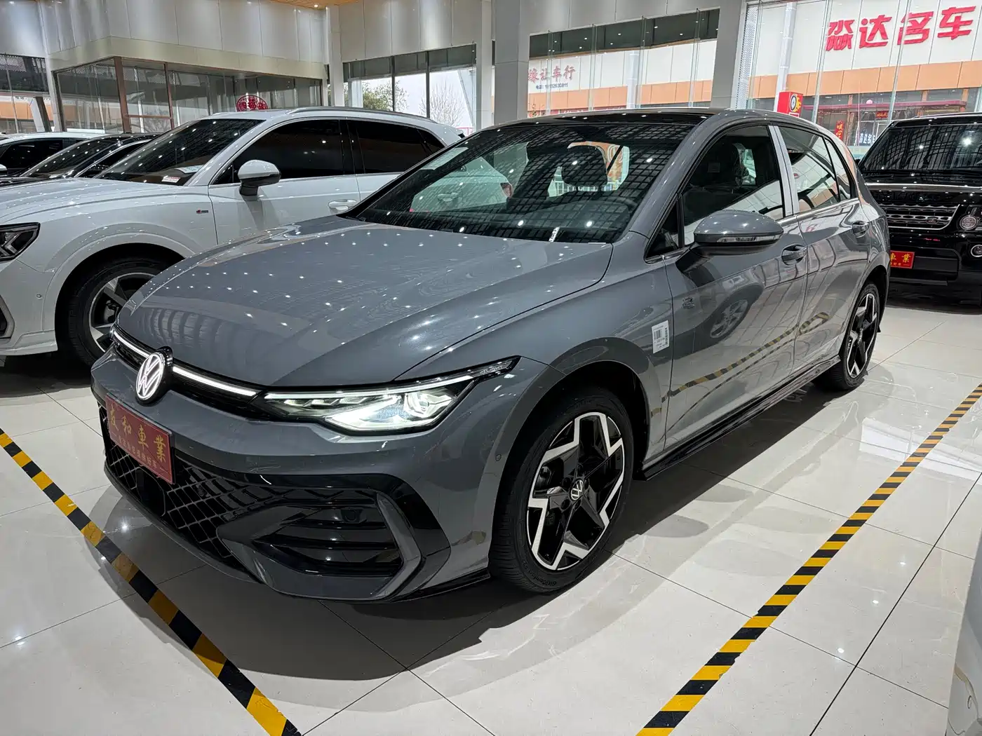 Volkswagen Golf 2025 300TSI R-Line