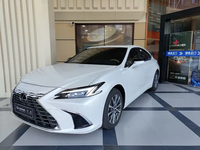 Lexus ES 2025 200 Ultimate Edition
