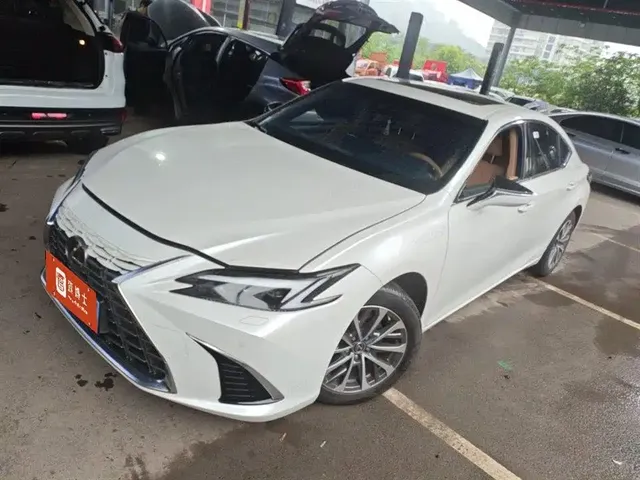 Lexus ES 2025 200 Ultimate Edition