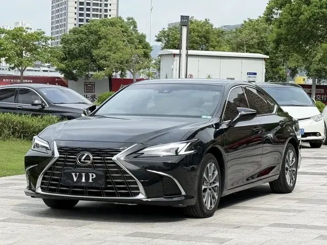 Lexus ES 2025 300h Ultimate Edition