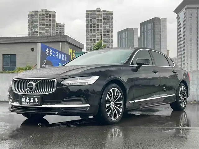 Volvo S90 2024 B5 Momentum Luxury Edition