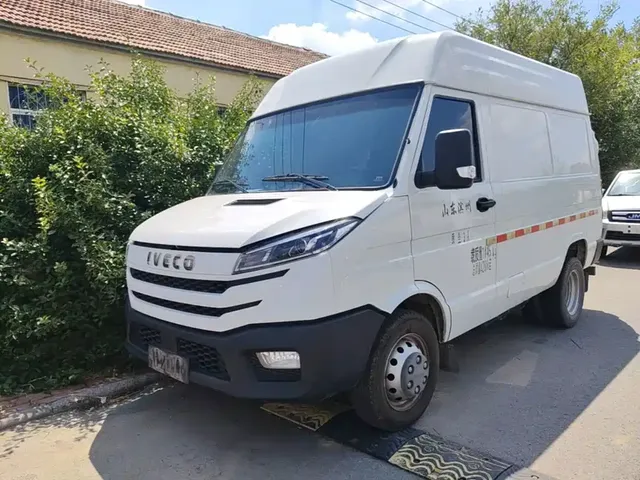 Iveco Daily 2023 2.8T V35 Van Short Wheelbase Medium Roof Dual Tire Sliding Door 2-3 Seats