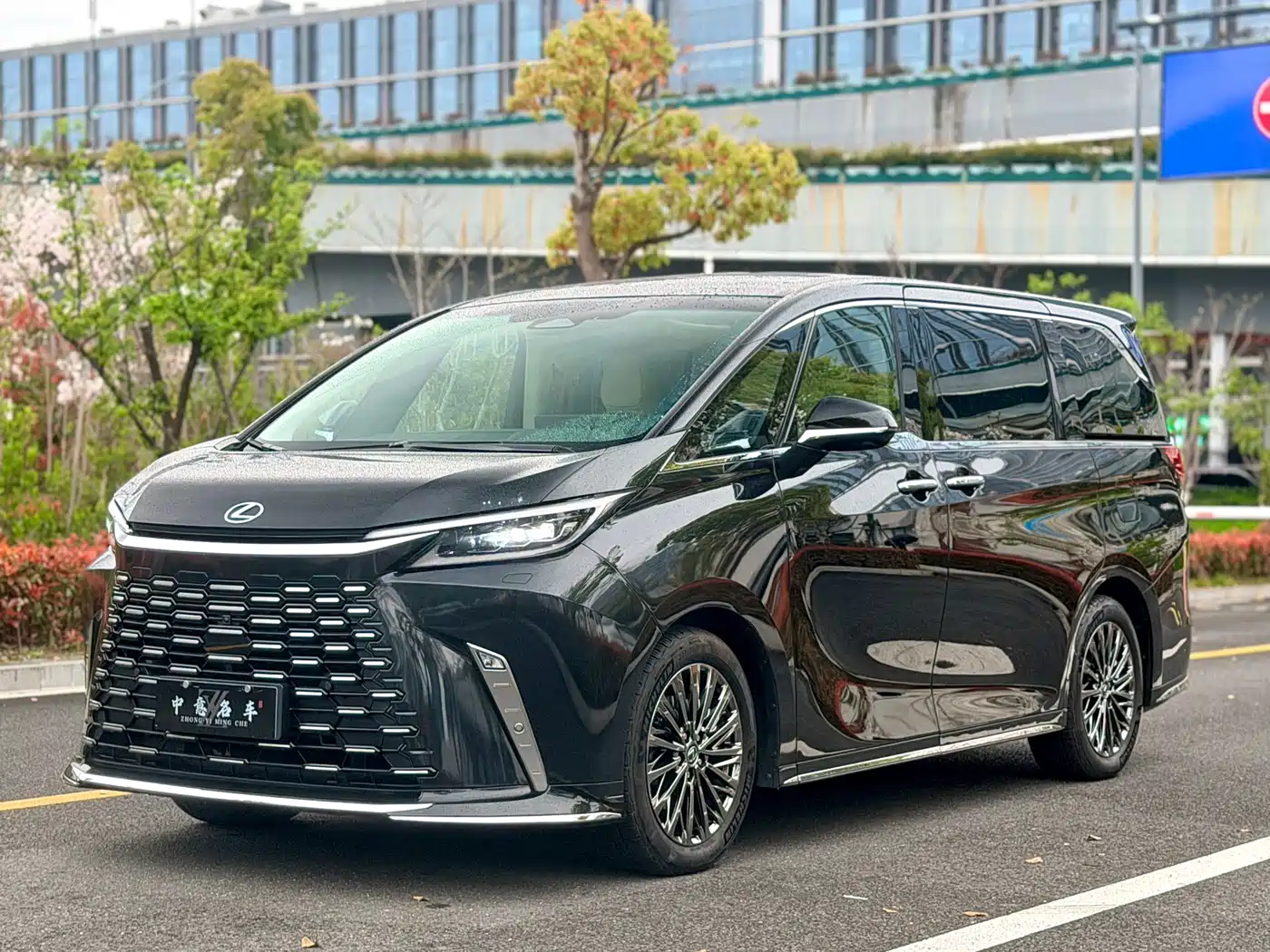 Lexus LM 2023 500h 6-Seater Prestige Edition
