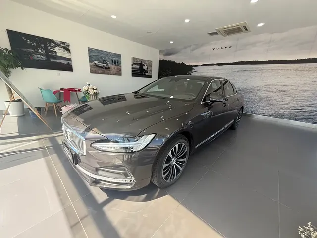 Volvo S90 2024 B5 Momentum Luxury Edition