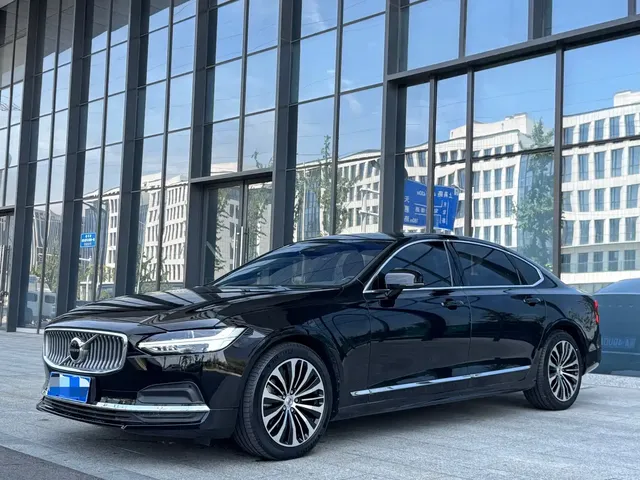 Volvo S90 2024 B5 Momentum Luxury Edition