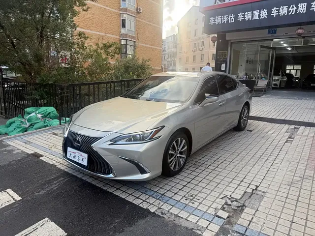Lexus ES 2018 300h Excellence Edition China V