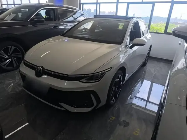 Volkswagen Golf 2025 300TSI R-Line