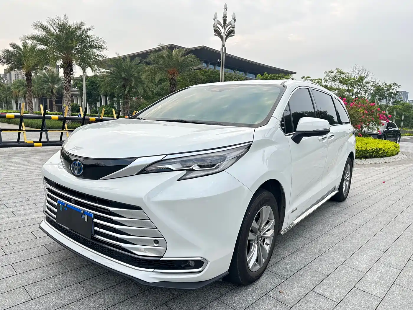 Toyota Sienna 2023 2.5L Hybrid Platinum Edition