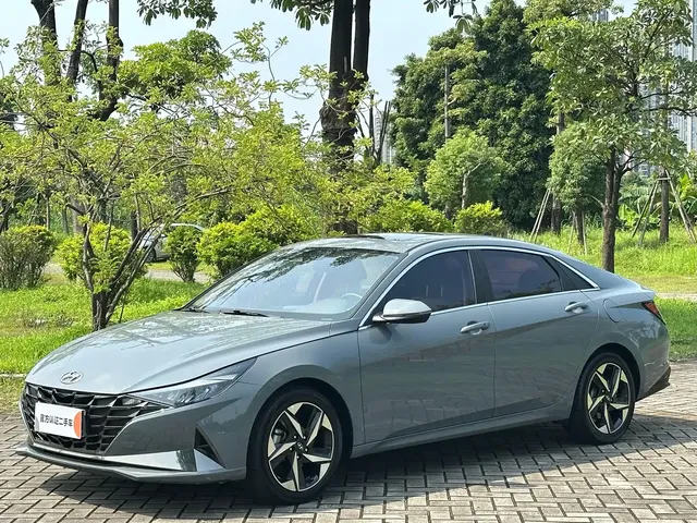 Hyundai Elantra 2021 1.5L CVT LUX Premium Edition