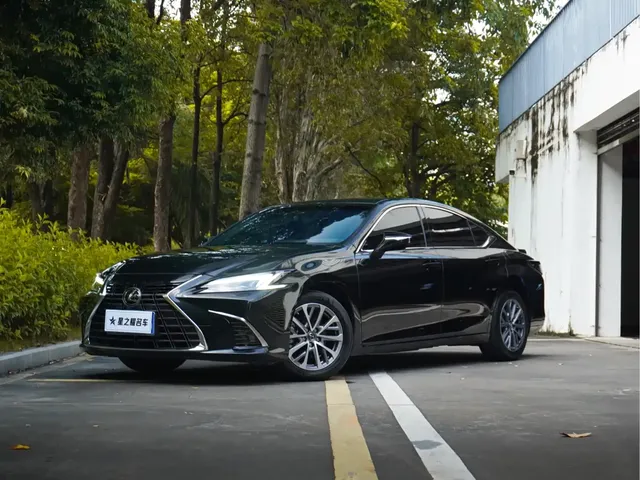 Lexus ES 2025 300h Ultimate Edition
