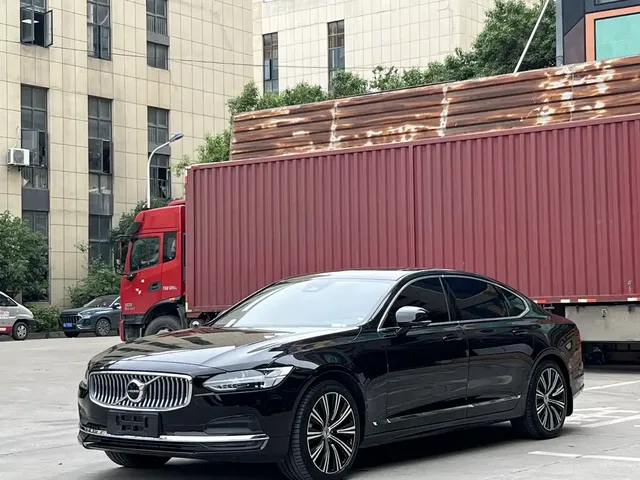 Volvo S90 2024 B5 Momentum Luxury Edition