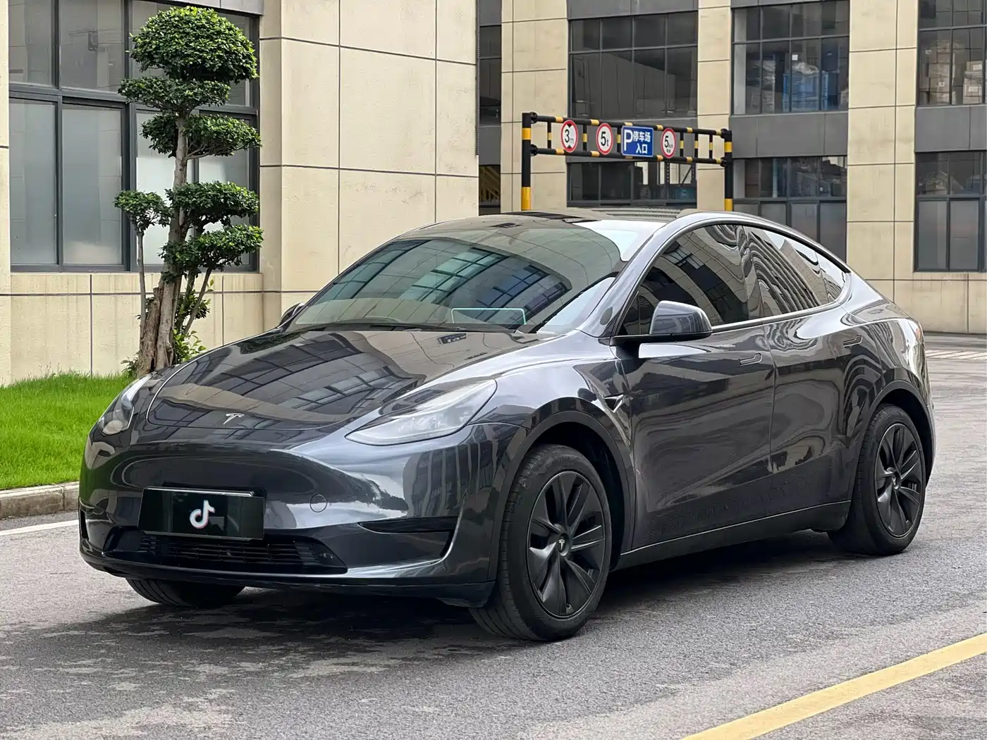 Tesla Model Y 2024 Rear-Wheel Drive Version