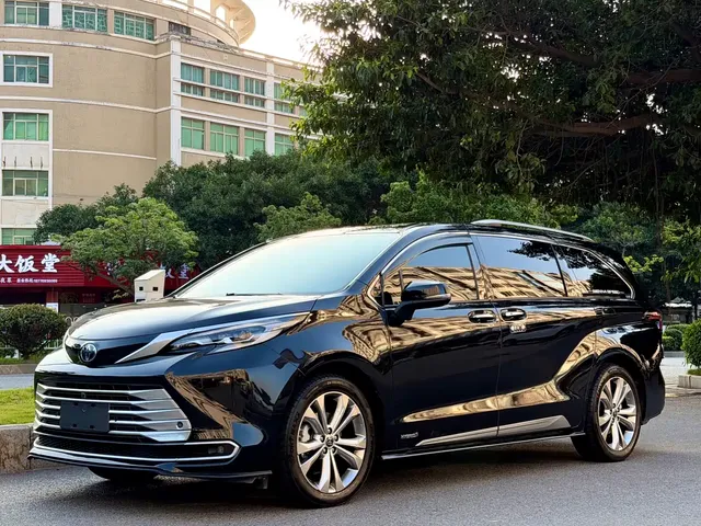 Toyota Sienna 2023 2.5L Hybrid Platinum Edition