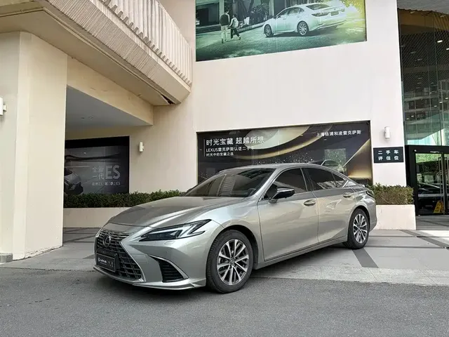 Lexus ES 2025 300h Ultimate Edition