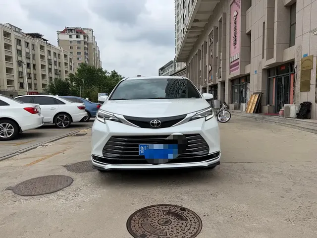 Toyota Sienna 2024 2.5L Hybrid AWD Luxury Edition