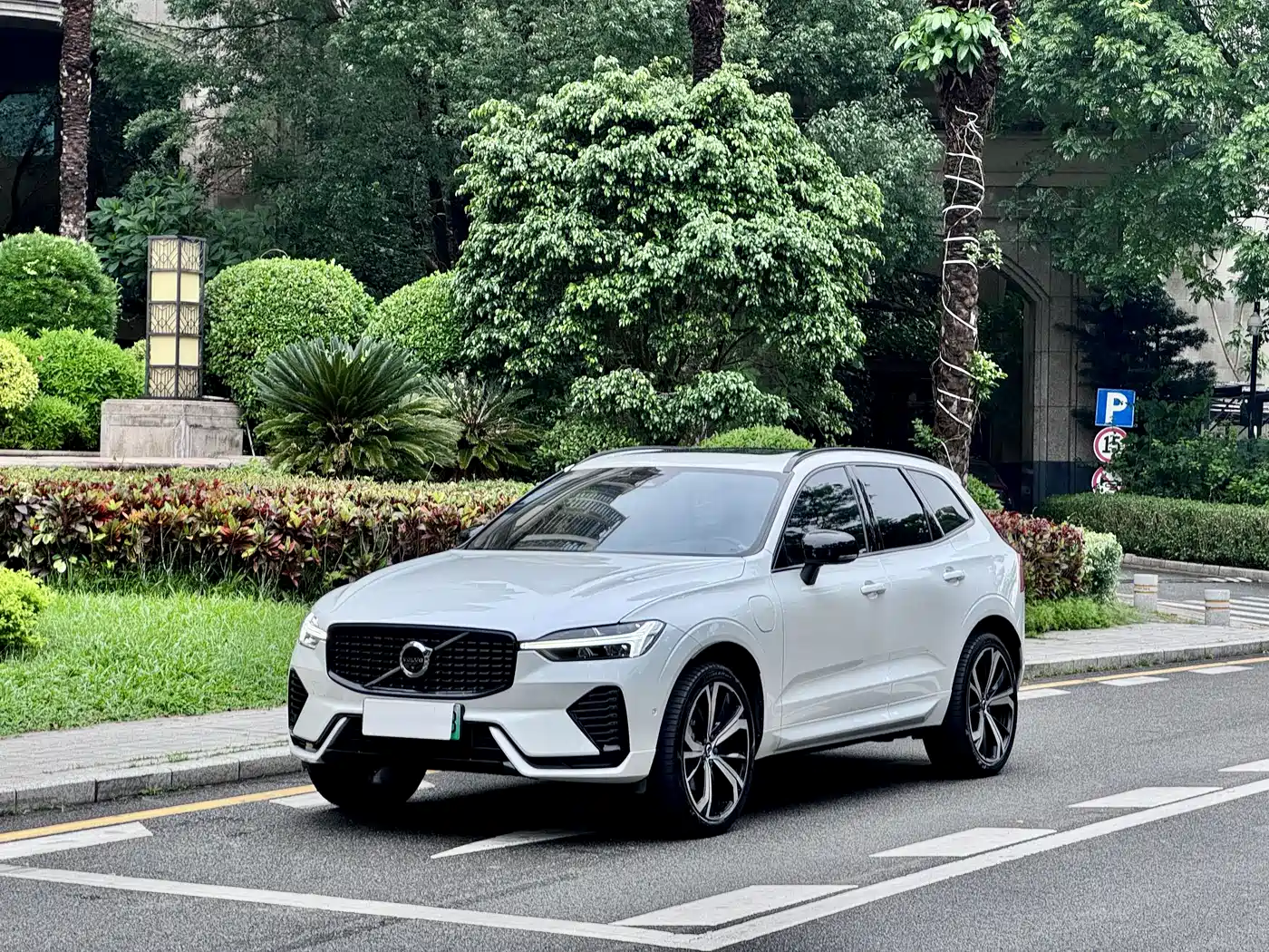Volvo XC60 Plug-in Hybrid 2023 T8 Plug-in Hybrid Long Range AWD Smart Vision Sport