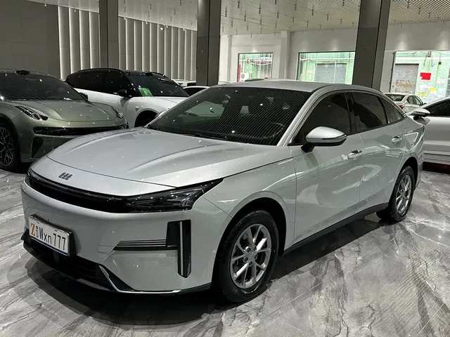 Geely Galaxy L6 2025 EM-i 60km Voyage Edition