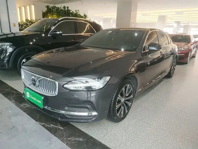 Volvo S90 2022 B5 Momentum Luxury Edition