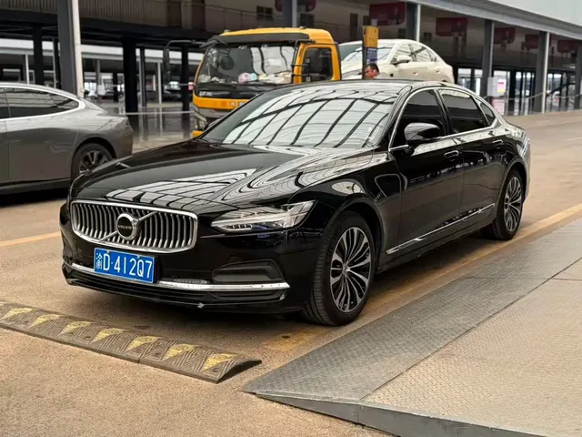 Volvo S90 2024 B5 Momentum Luxury Edition