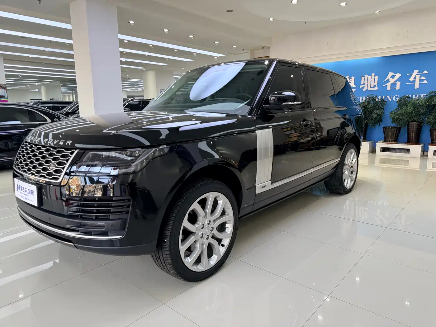 Land Rover Range Rover 2022 3.0 L6 400PS Heritage Extended Classic Edition