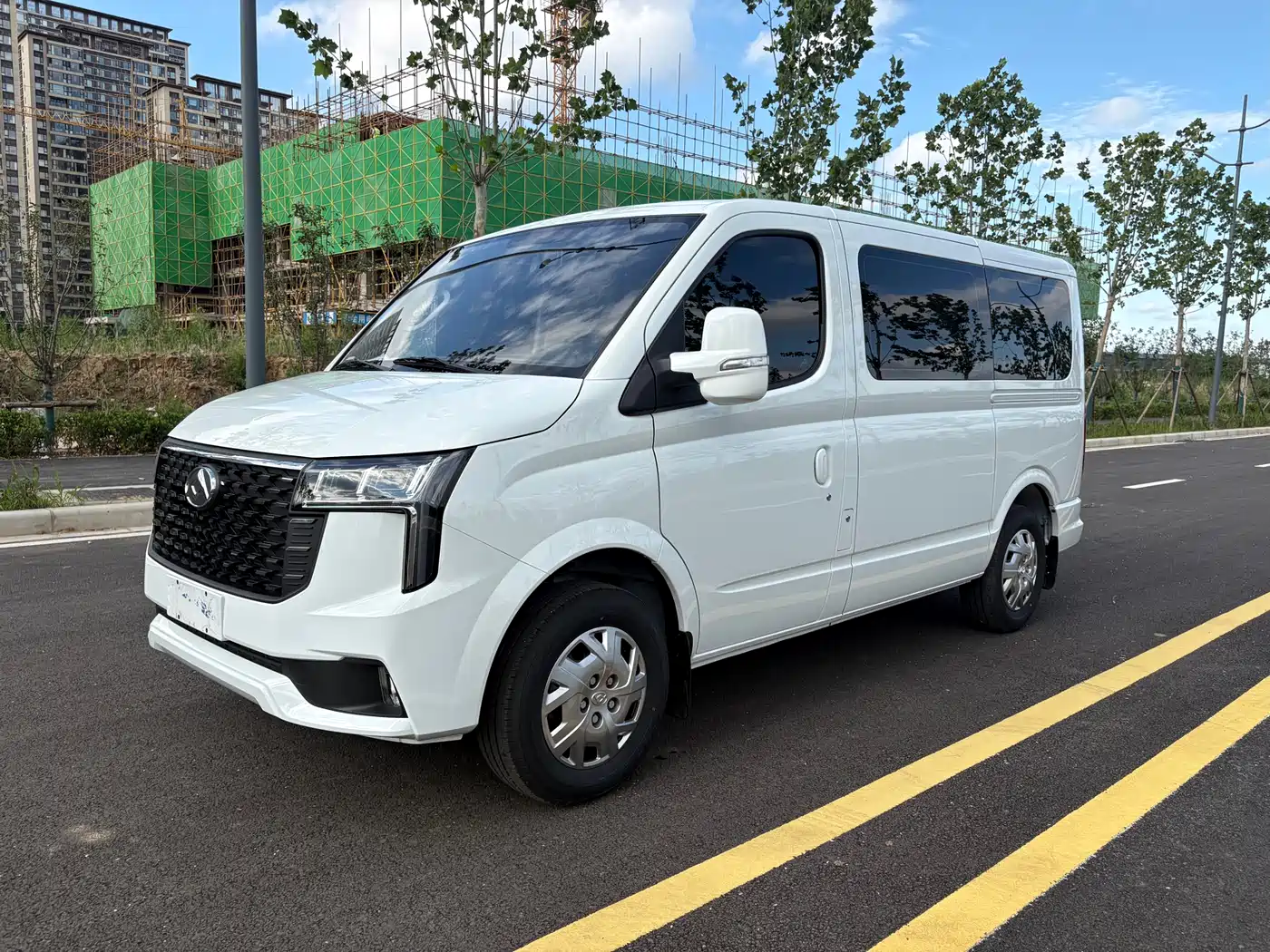 SAIC Maxus Xintu V80 2025 PRO Pride Transport 2.0T Manual Short Wheelbase Ultra-low Roof 5/6 Seats