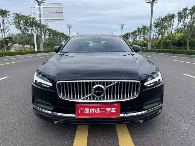 Volvo S90 2024 B5 Momentum Luxury Edition