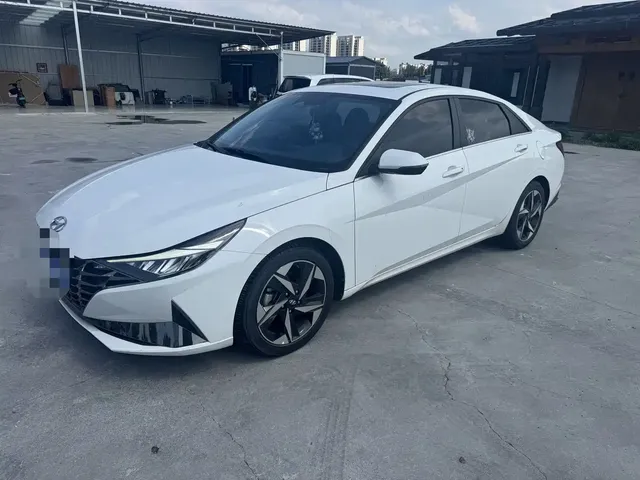 Hyundai Elantra 2022 1.5L CVT LUX Premium Edition