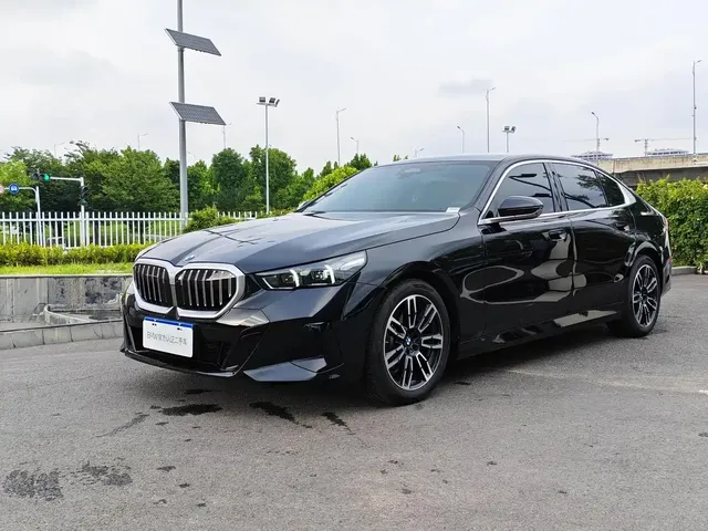 BMW 5 Series 2025 525Li Luxury Package