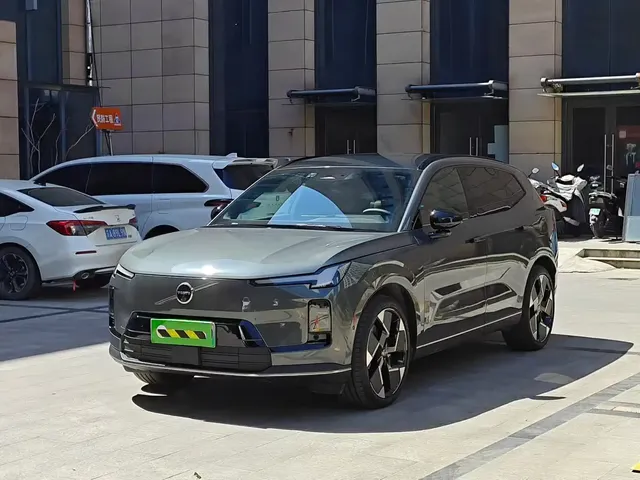 Volvo XC70 Plug-in Hybrid 2025 High-end Version
