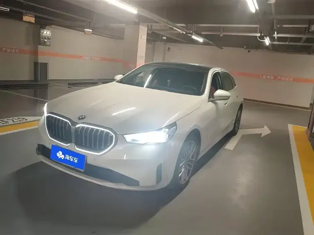 BMW 5 Series 2024 525Li Luxury Package