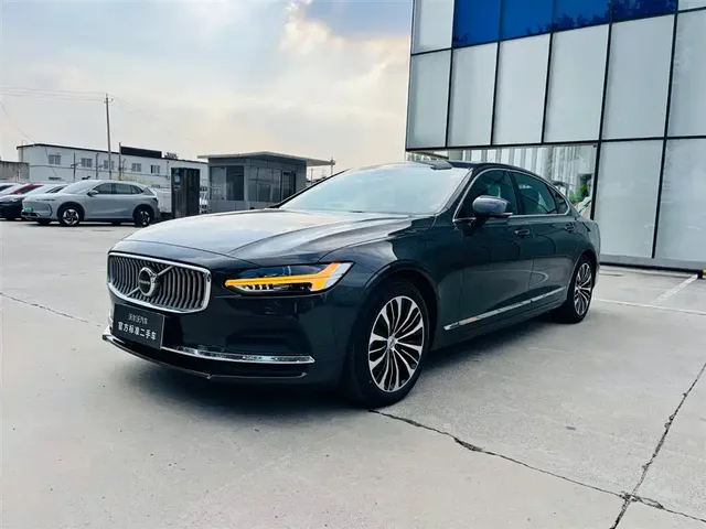 Volvo S90 2024 B5 Momentum Luxury Edition