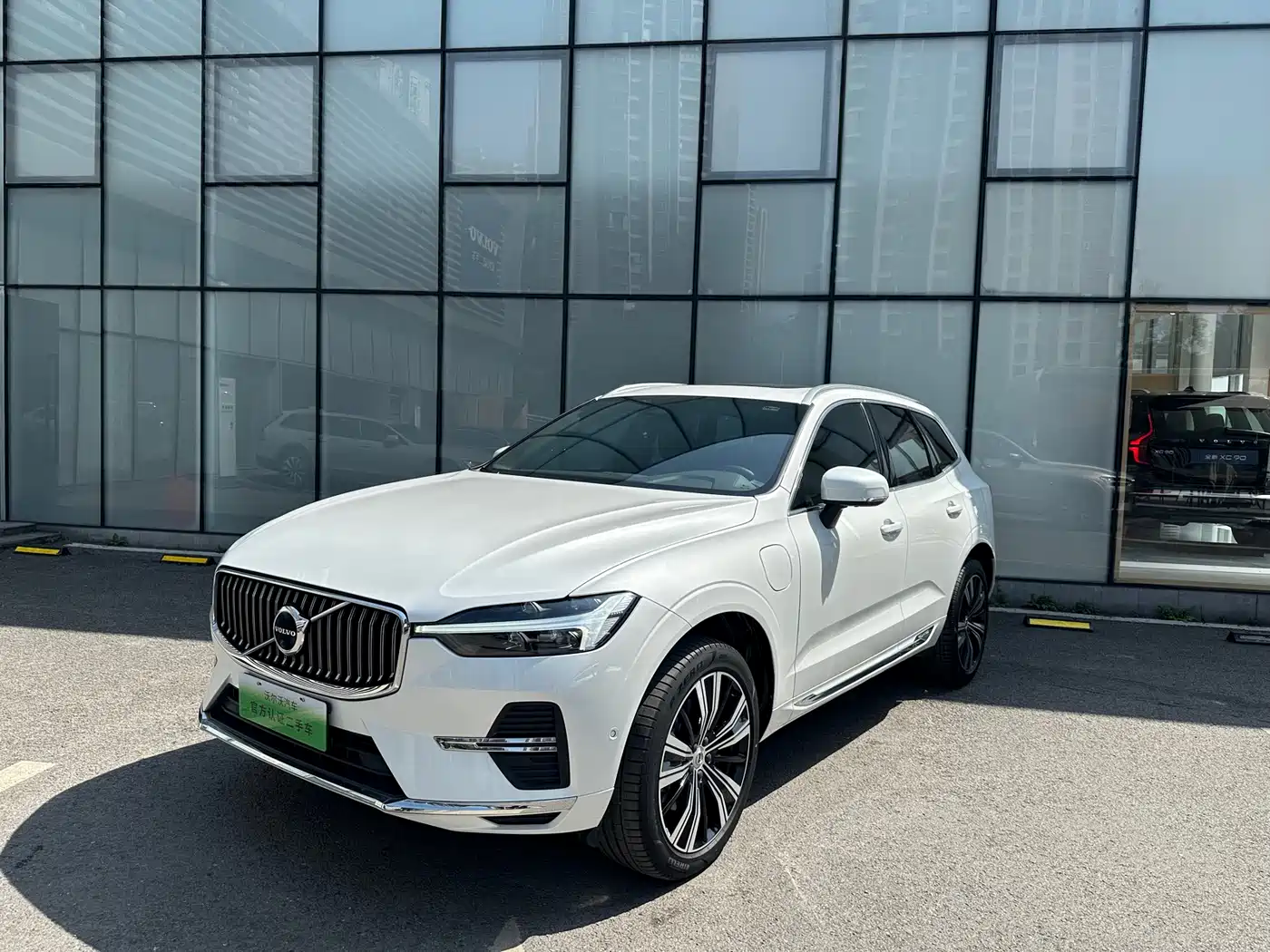 Volvo XC60 Plug-in Hybrid 2022 T8 Plug-in Hybrid Long Range AWD Momentum Luxury Edition