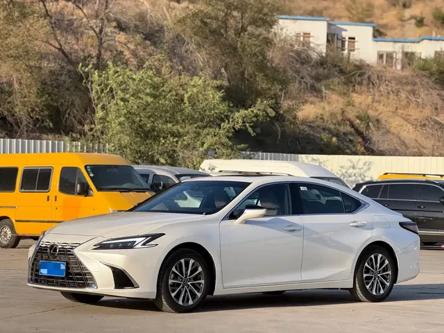 Lexus ES 2025 200 Ultimate Edition