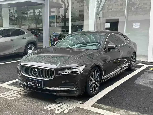 Volvo S90 2022 B5 Momentum Luxury Edition