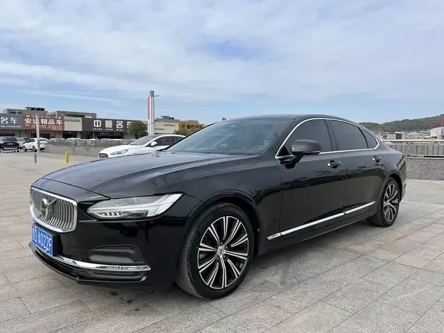 Volvo S90 2022 B5 Momentum Luxury Edition