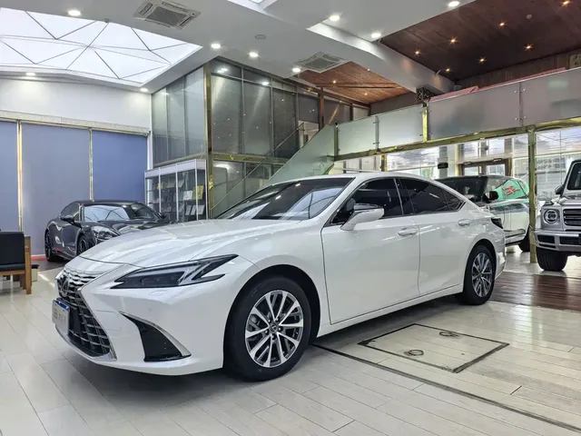 Lexus ES 2025 300h Ultimate Edition
