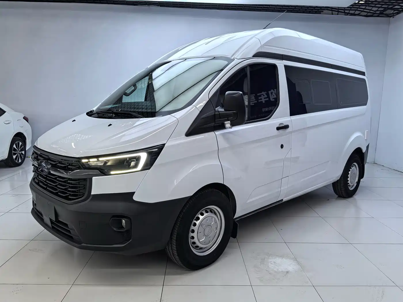 Ford Transit 2023 Model 2.0T Diesel Automatic Multi-purpose Commercial Vehicle Medium Wheelbase Medium Roof 5/6 Seater