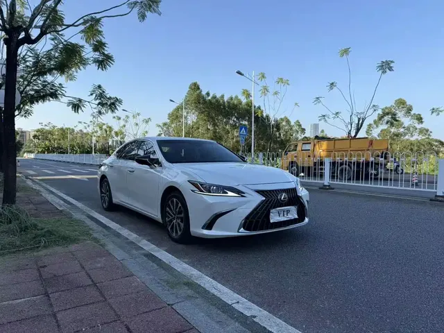 Lexus ES 2024 200 Premium Edition