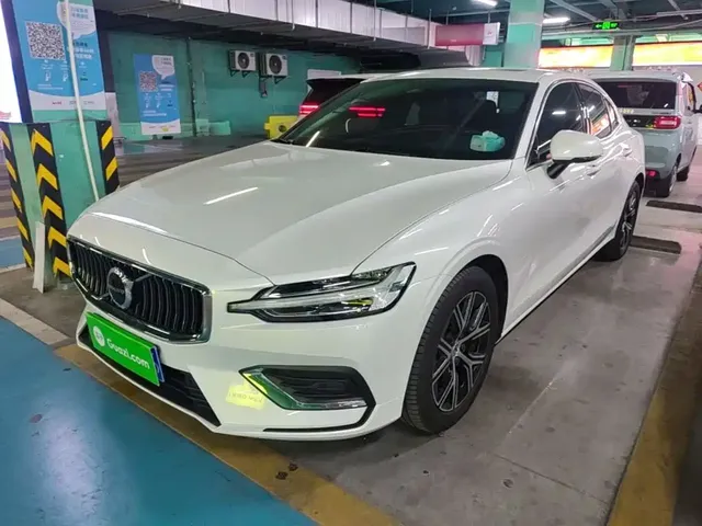 Volvo S60 2025 B4 Smart Luxury Edition