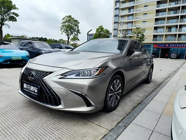 Lexus ES 2022 300h Excellence Edition