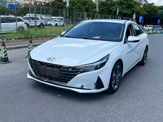 Hyundai Elantra 2022 1.5L CVT LUX Premium Edition